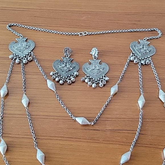 A long, 3 layers gorgeoua silver necklace with matching earrings set - Picture 3 of 4